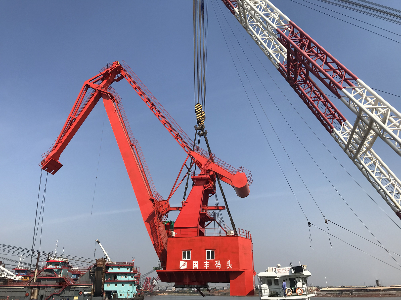大干第四季度，公司生產(chǎn)傳喜報(bào)：MQ5045港口門座式起重機(jī)順利完成吊裝總裝！