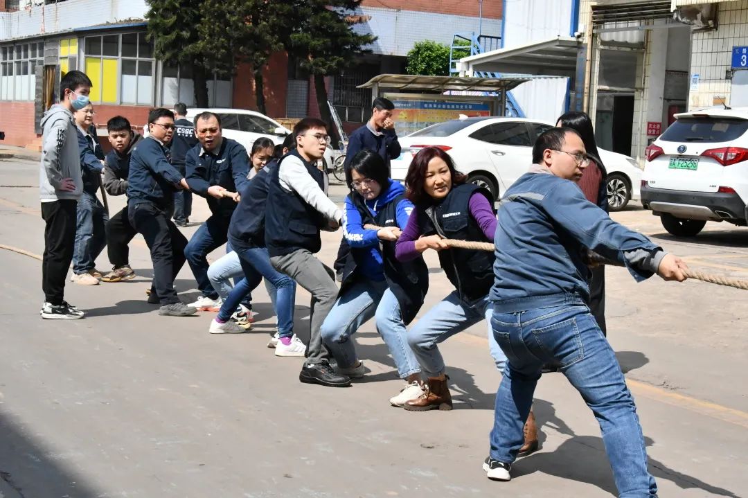 拔河比賽聚人心 團(tuán)隊協(xié)作展風(fēng)采